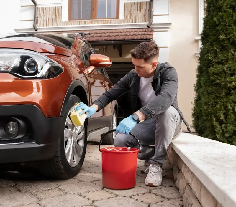 Lavage auto à domicile Laissac-Sévérac l'Église : professionnel intervenant sur un véhicule